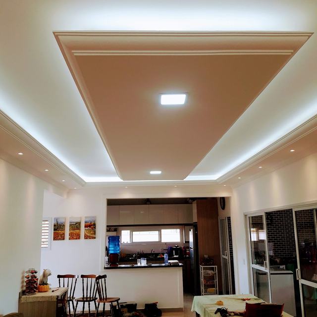 Sala com sanca de gesso e iluminação de LED