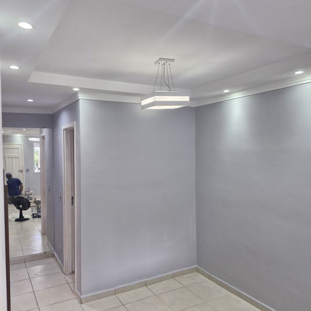 Sala com spots e luminária